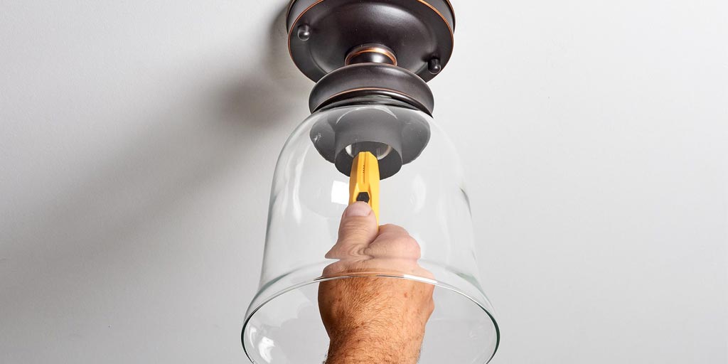 How-to-Remove-a-Halogen-Bulb-That-Is-Stuck