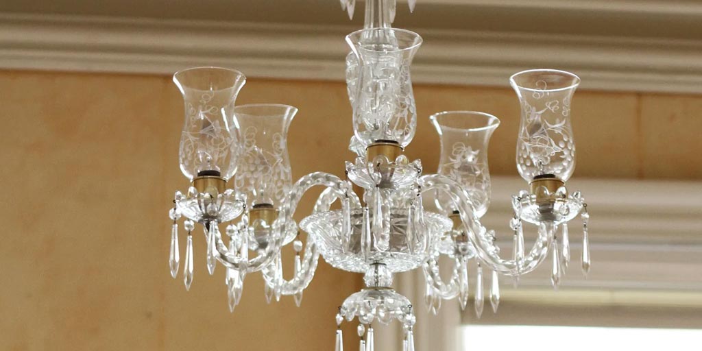 How-to-Clean-a-Chandelier-With-Vinegar