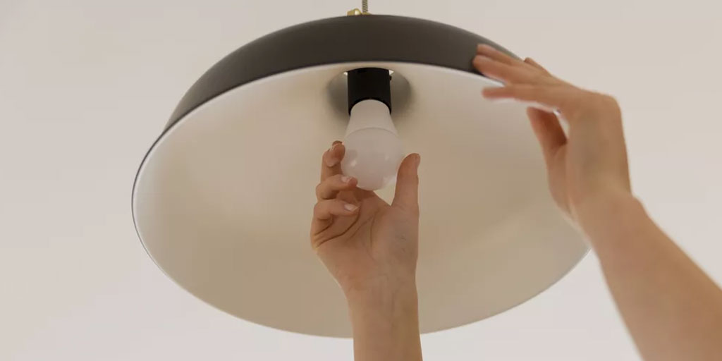 How-to-Hang-a-Blacklight