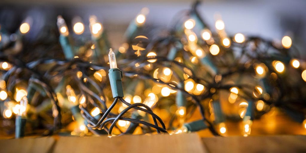 How-to-Make-Christmas-Lights-Stay-on-One-Setting