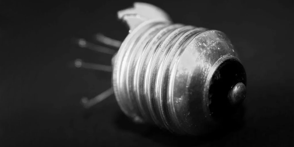 How-to-Remove-the-Metal-Part-of-a-Light-Bulb