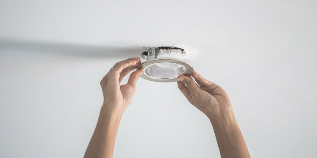 How to Remove Light Bulb From Recessed Socket 10 Easy Methods